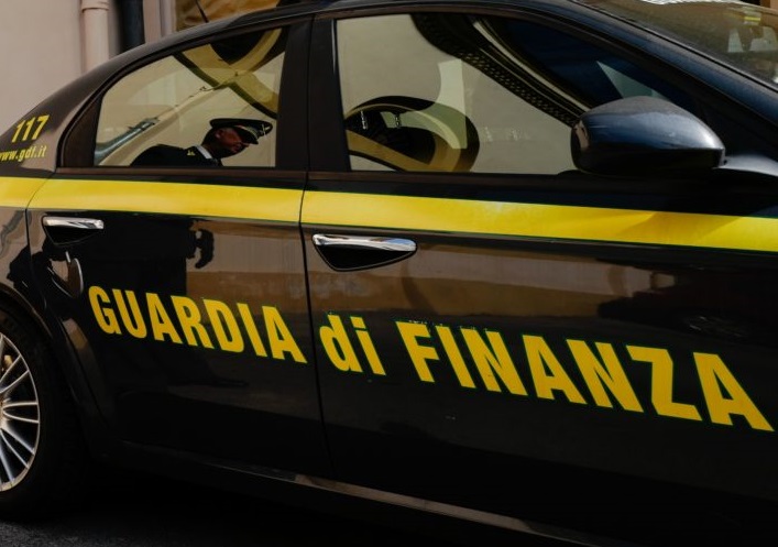 Arrestato un commesso per tentata corruzione alla Guardia di Finanza di Roma