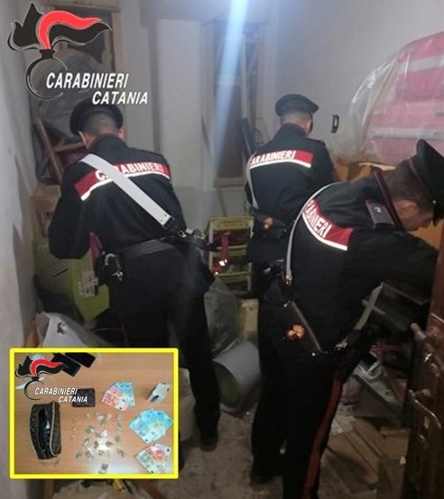 Casa e bottega di … spaccio nel Catanese: 26enne arrestato