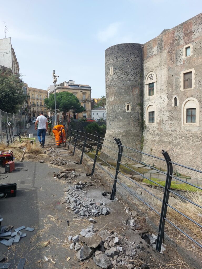 Castello Ursino, lavori in corso per la nuova ringhiera lunga 180 metri