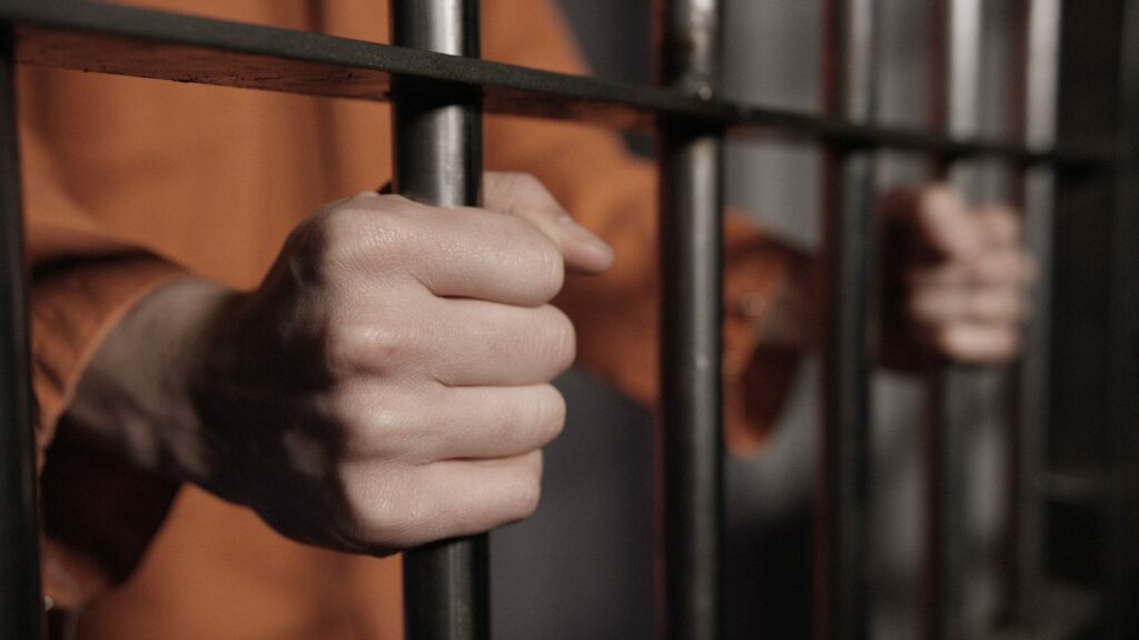 Ragusa, detenuto finge di impiccarsi in cella per poi aggredire selvaggiamente poliziotto penitenziario