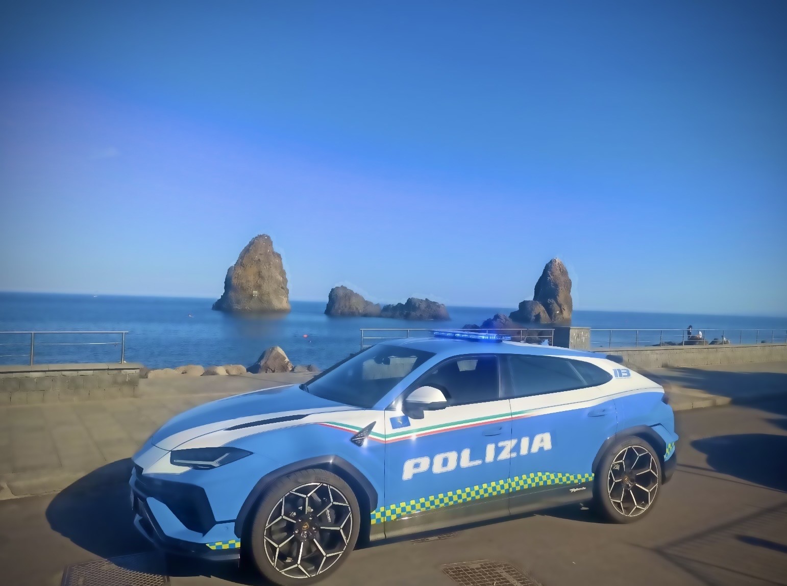 La Lamborghini della Polizia attrazione insieme allo scenario paesaggistico di Catania e Acireale