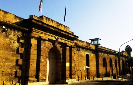 Allarme criminalità nel carcere dell’Ucciardone, Palermo: la Polizia Penitenziaria sequestra 14 telefonini
