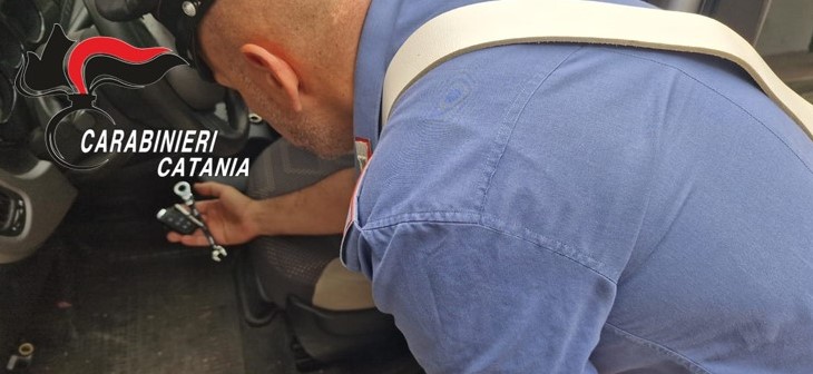 Acireale (CT), ladri d’auto in azione “disturbati” dai Carabinieri: arrestati un 20enne e un 22enne in trasferta da Catania
