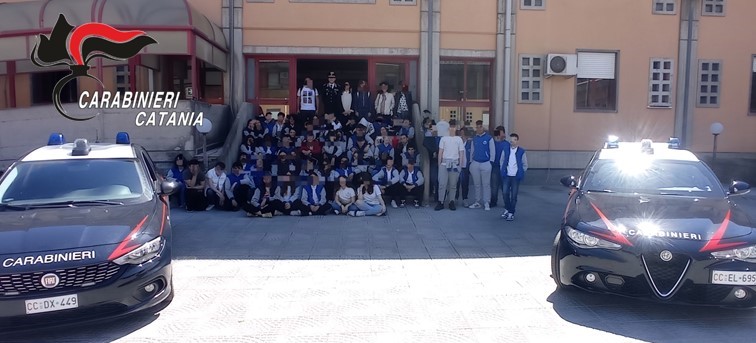 “Cultura della legalità”: i Carabinieri accolgono i piccoli studenti dell’Istituto Comprensivo Giovanni Paolo II di Gravina di Catania