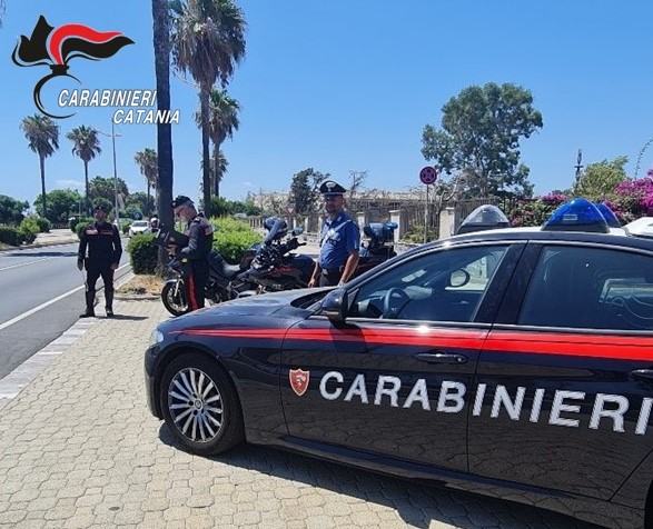 Due giovani tentano di rubare l’auto di un bagnante alla Plaia di Catania. Arrestati dai Carabinieri